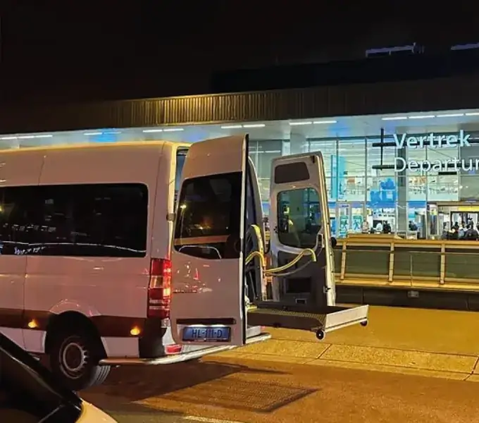 Rolstoelbus bij Schiphol voor reizigers uit Schiphol